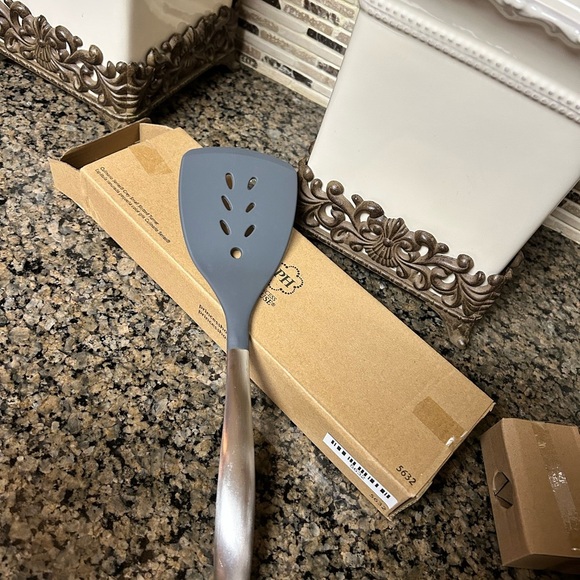 Princess House Culinario Series Gray Silicone Spatula w/Stainless Steel Handle - Picture 2 of 4